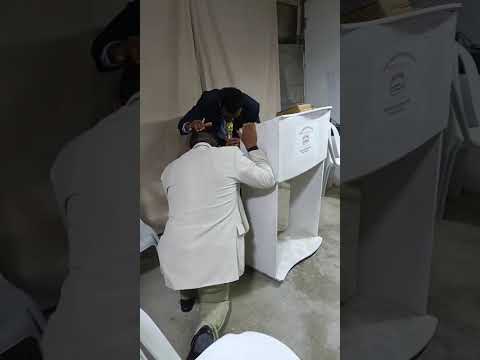 presbítero Toninho fazendo a oração pelo pregador da noite o pastor Marcos trovão de Toritama.pe