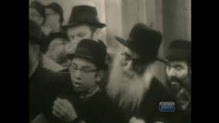 ניגון 'רחמנא דעני' אצל הרבי מליובאוויטש - אלול תשכ"ה - התמונה מוצגת ישירות מתוך אתר האינטרנט יוטיוב. זכויות היוצרים בתמונה שייכות ליוצרה. קישור קרדיט למקור התוכן נמצא בתוך דף הסרטון