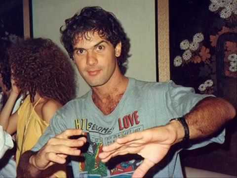 Videoclip de O Mundo É Um Moinho (Live) — Cazuza