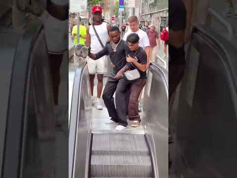 Meu amigo tem medo de escada rolante #memebr #escada #escadarolante
