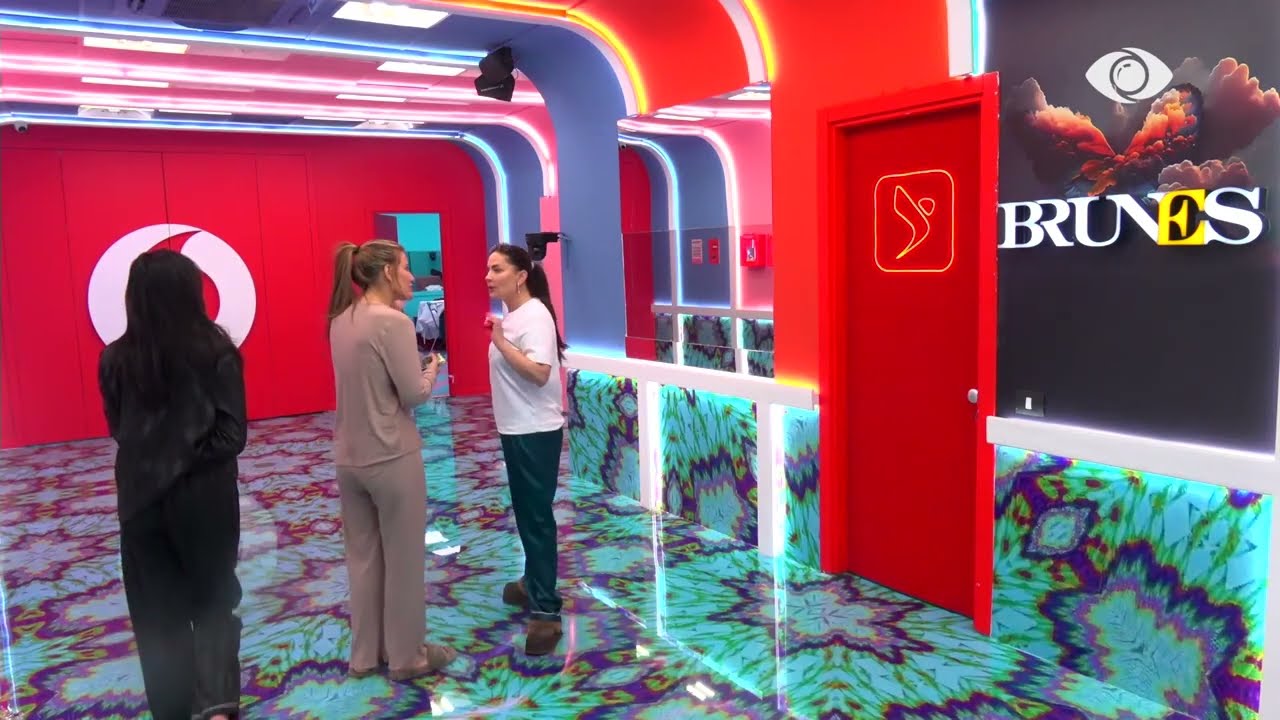 Banorët VIP të mbledhur para derës, “xhuxhat” i thumbojnë: O Valbona, sa të bukura i paske pizhamet