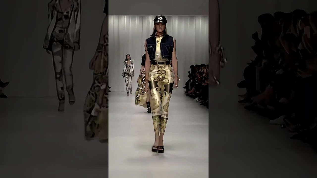 #candiceswanepoel best walk for Versace💛#runway #fashion #shortsviral #feedshort #rampwalk #ytshorts