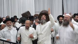ריקודים סוערים במוצאי ראש השנה תשפ"ו ב'קלויז מוהראש' בראשות רבי יצחק לעזער שליט"א
