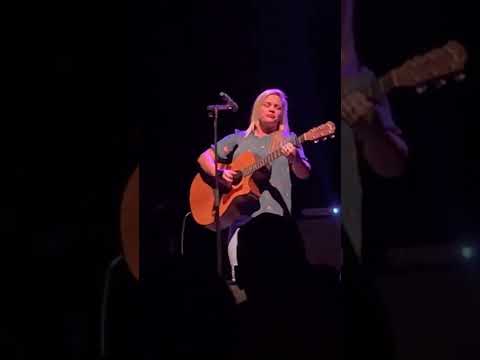 Emily Wallace singing Hallelujah at the Pageant