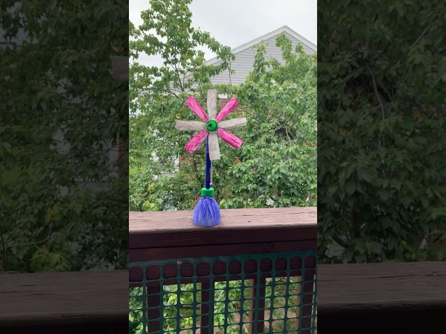 Vídeo relacionado con Kivivaka Molinillo giratorio de viento con flor de 28 cm, varilla de fibra de vidrio, decoración del hogar, jardín, fiesta
