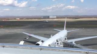 春の新千歳空港を次々に離陸していく飛行機たち２