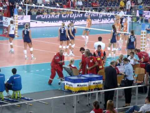 ECH '09 - Senna Usic leaving the court injuried - Croatia x Holland - Lodz, Poland