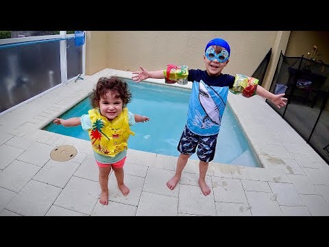DIVERSÃO NA PISCINA COM MARCOS E LAURA - Familia Brancoala em Orlando
