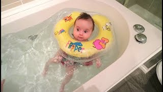 BABY NECK FLOAT: our 10 week old baby swimming in the bath for the first time!!!