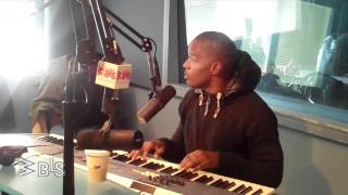 Jamie Foxx sings The Christmas Song at WBLS