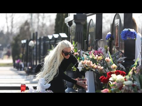 Tri godine bez Divne Karleuše: Jelena sa ćerkama na groblju, buketi nose tužnu simboliku