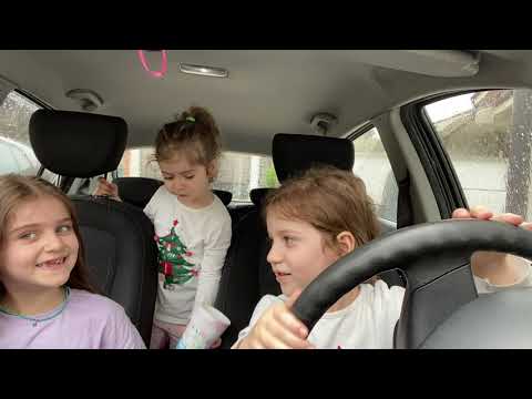 Reina dhe Morea imitojne Nanin dhe Babin kur dalin me veture !