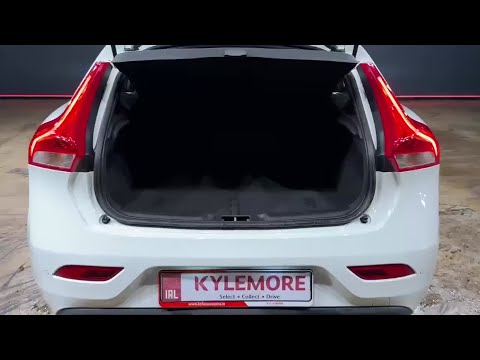 Volvo V40 T2 KENETIC - FACTORY ALLOYS - REVERSE CA - Image 2