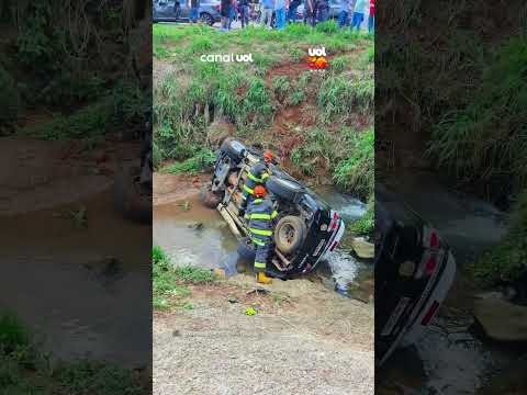 Viatura da Polícia Civil despenca em córrego após colisão em São Carlos (SP)