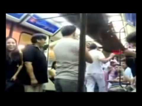 Chilenos bailando Cueca en el metro de Madrid