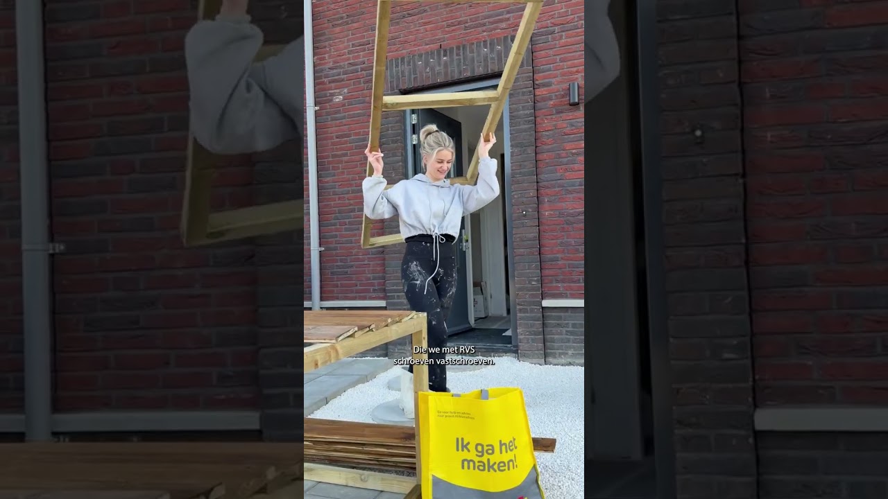 Colin and Mirte build a sleek container enclosure and neatly store their wheelie bins 🛠️