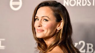 Sizzling Jennifer Garner Dazzles in Red Swimsuit Poolside
