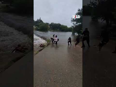 🌊 Dramáticas imágenes del rescate de un motociclista en un río desbordado de Córdoba