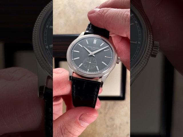 Vídeo relacionado con ROUHO Portarrelojes de Madera Caja de Reloj Compacta con Cojín Interior e Interior Crema Formato de Sobremesa Mesa de Noche para Patek Philippe Calatrava
