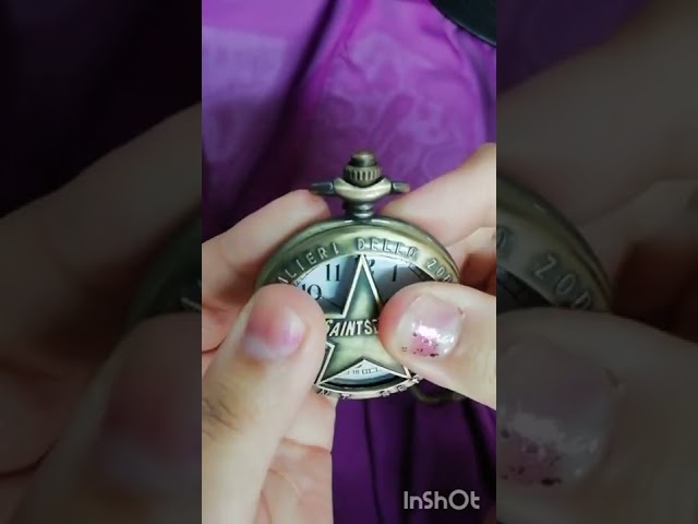 Vídeo relacionado con HUIBBGO Reloj de Bolsillo de Cuarzo con Colgante de Cadena de Reloj de Cadena de Regalo con Tema de Cubierta de Pentagrama Hueco de Saint Seiya de Bronce Antiguo
