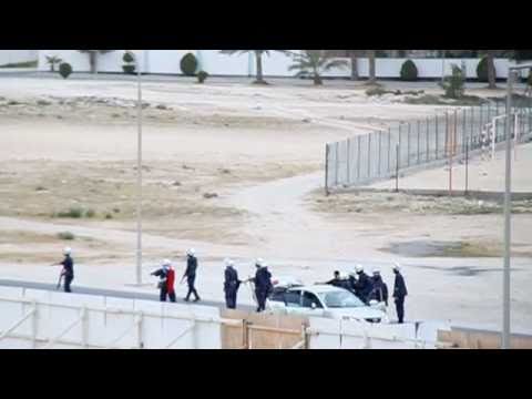 قوات الامن تعتدي على شاب اعزل في منطقة سار - البحرين