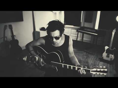 Jon Kenzie performing 'World keep on turning' by Peter Green