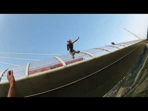 Petit Bus Rouge Trailer E.O.F.T. 13/14