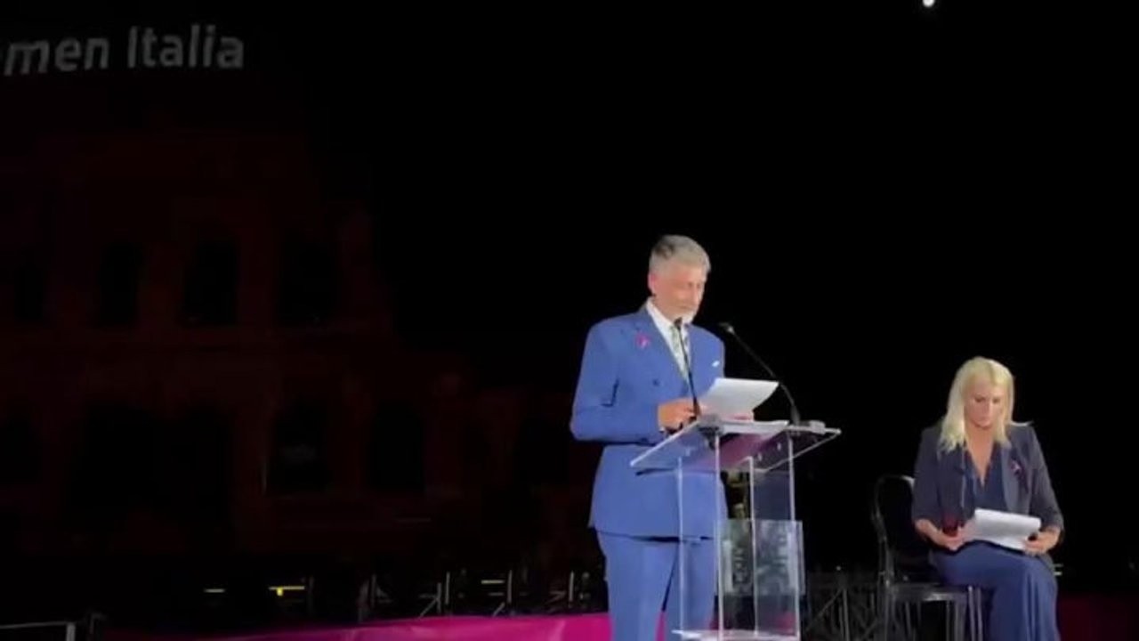 Colosseo in rosa per prevenzione dei tumori al seno, Giuli: Un capolavoro dedicato alle donne
