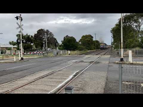 EL60, VL361 and EL62 on 7922V Dooen Freighter