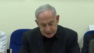 ראש הממשלה בנימין נתניהו בפתח ישיבת הקבינט המדיני-ביטחוני (עדכוני משרד ראש הממשלה) - התמונה מוצגת ישירות מתוך אתר האינטרנט יוטיוב. זכויות היוצרים בתמונה שייכות ליוצרה. קישור קרדיט למקור התוכן נמצא בתוך דף הסרטון