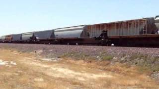 preview picture of video 'BNSF 735 West meets WIL 3399 @ Stoil CA [HQ]'