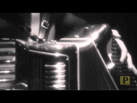 "Les Skivvies" Channel Jacques Brel with "Frosty le Snowman" Mashup