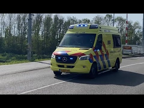 A1 | Urk Ambulance 25-118 met spoed naar een medische noodsituatie op Urk