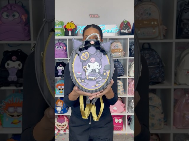 Vídeo relacionado con Loungefly Sanrio Kuromi 20Th Anniversary Cameo Mini Mochila