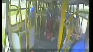 preview picture of video 'Polícia procura suspeito de matar trocador (cobrador) após assalto em ônibus'