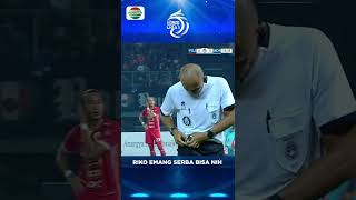 Download lagu Wasit ketawa! Momen lucu Liga 1, Riko kasih tau wasit #shorts mp3