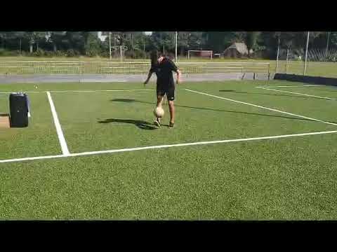 Hermen Voerknecht geeft demonstratie tijdens opening playcourt in Haarlo