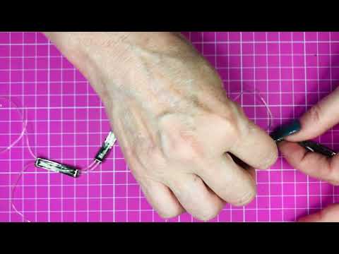 Montagem de pulseira de metal e fio de silicone