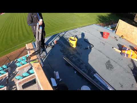 Live vom Sportplatz in Hausdorf - Imbissbude fertigstellen