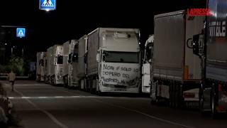 Continua la protesta degli autotrasportatori in Calabria: camion fermi sulla statale 18 nell'Alto...