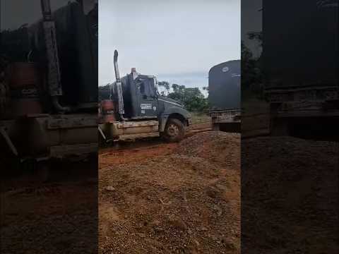 Tractomula Freightliner por la vía a Primavera Vichada