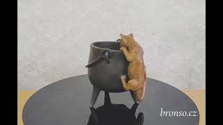 Bronzová kočka na kotlíku – soška ve stylu vídeňského bronzu, podepsaná L.A. Carvin