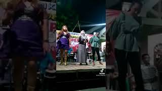 Download lagu penyanyi terjatuh saat manggung mp3