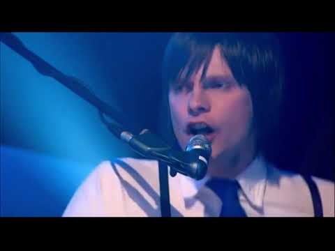Kaiser Chiefs - "I Predict A Riot" (Live @ Jools Holland 2005)