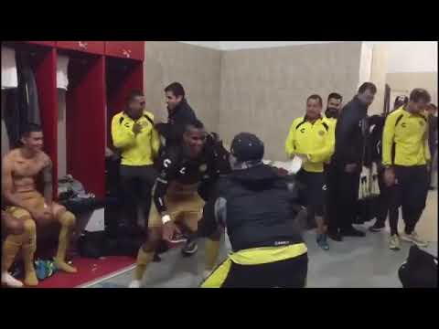 VIDEO - Maradona in stampelle non rinuncia al ballo per la vittoria dei Dorados