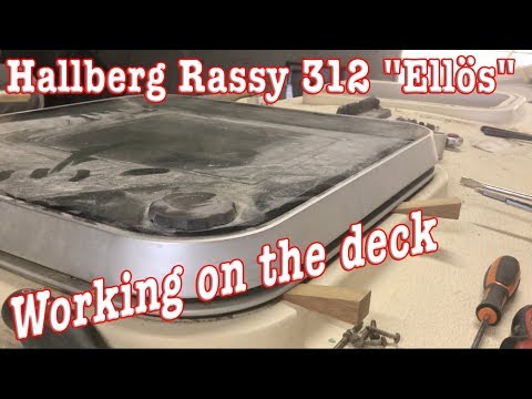 Hallberg Rassy 312 "Ellös" - Sea4See - Removing the hatch