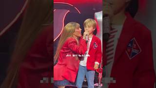 Anahí muestra como canta su hijo en el concierto de RBD #rebelde #rbd