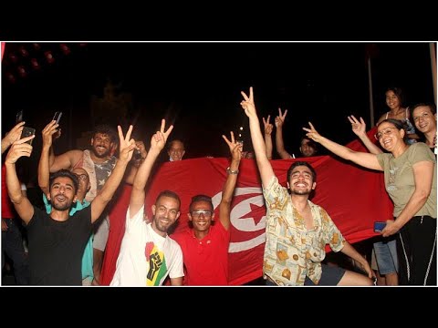 شاهد احتفالات في تونس تأييداً لقرارات الرئيس