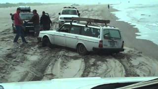 preview picture of video 'VOLV0 WAGON STUCK  ON  BEACH'