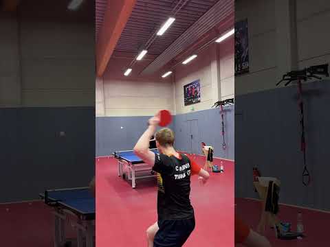 Da fliegt sogar der Schläger...